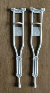 Barbie Puppe Krücken Zubehör aus Krankenwagen Spielset - Bild 1 von 3