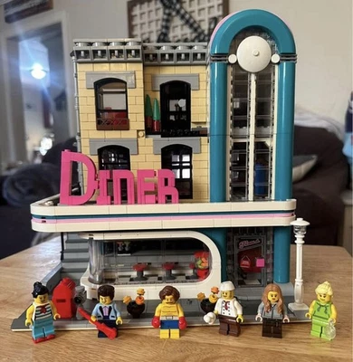 LEGO Creator Expert 10260 Downtown Diner, w/ 6 figs No manual, No car, No box. - Image 1 of 4