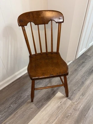 Silla antigua de tablón primativa hecha a mano con respaldo de husillo de granja Foto 1 de 4