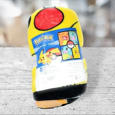 MANTA DE TIRO 46" X 60" (PIKACHU, SQUIRTLE, CHARMANDER, BULBASAUR & POKEBALL) Foto 1 de 4