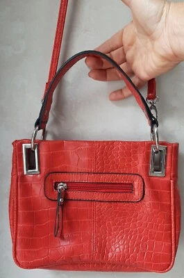 Cartera Bandolera Buena Roja Imitación Cocodrilo, Correa Extraíble Acentos Plateados  Foto 1 de 4