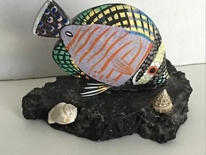Nautical Colorful Resin Fish Figurine Perched on Black Rock with Sea Shells4"x5" - Imagen 1 de 12