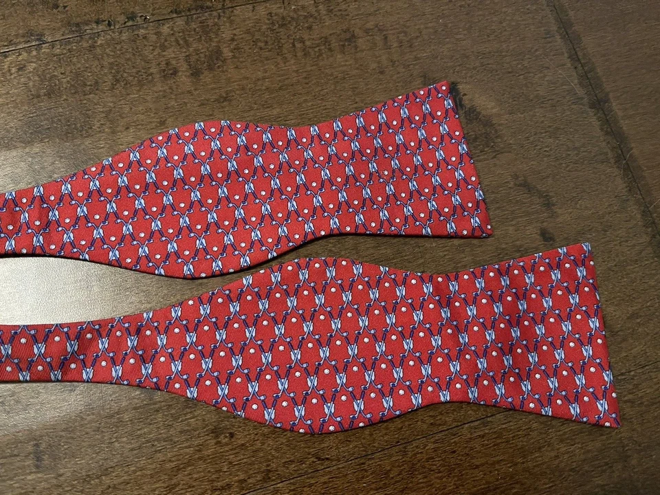Daniel Cremieux 100% Silk Red Repeating Golf Club Logo Preppy Bow Tie Foto 1 de 3
