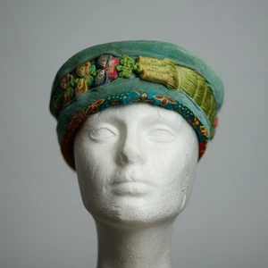 Chapeaux par Buck velours sarcelle fait main chapeau hippie bohème pompons doux - Photo 1/8