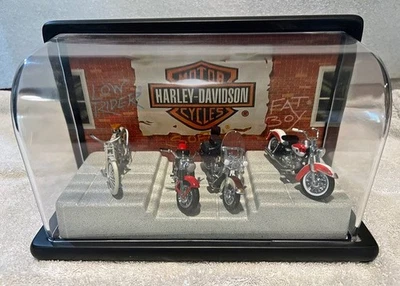 Harley Davidson Showcaase w/4 Vintage Motorcycle Models - Image 1 of 4