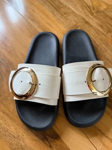 LADIES / GIRLS WHITE AND BLACK SLIDERS / SANDALS - SIZE 4 - GOLD BUCKLE DETAIL - Picture 1 of 3