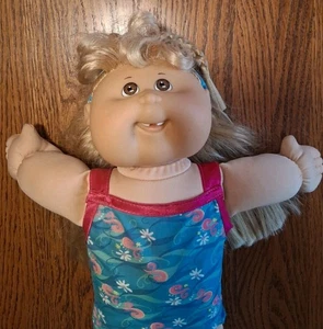 Costume da bagno per bambini CPK bambola bambina, capelli biondi, occhi marroni, 2009 toppa cavolo - Foto 1 di 11