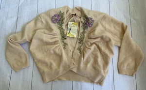 Free People Pullover cremefarben mit Blumenmuster genäht Größe Medium mit Knöpfen - Neu mit Etikett - Bild 1 von 4