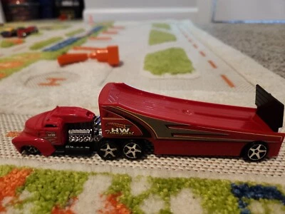 Semirremolque Hot Wheels Rock N Race Red City Hauler 2013 Foto 1 de 4