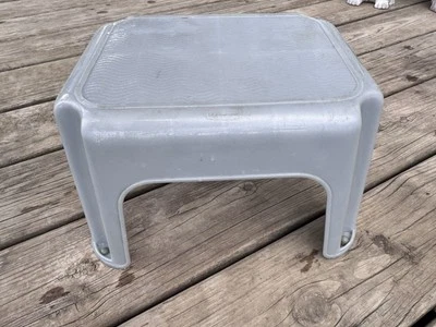 VTG Rubbermaid One-Step Stool Gray Holds up to 200 Pounds Home Kitchen Office - Image 1 of 3