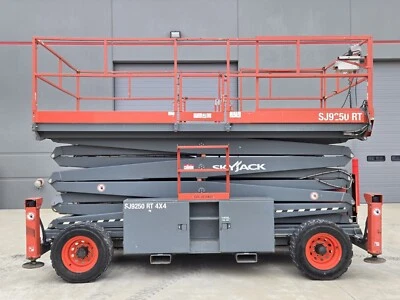 2017 SKYJACK SJ9250RT 4X4 DIESEL 1500 LB ROUGH TERRAIN SCISSOR LIFT MANLIFT JLG - Image 1 of 4