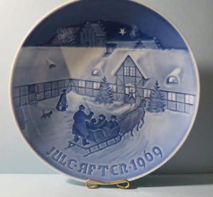 Bing & Grondahl (B & G) 1969 Christmas Plate. Arrival of Christmas Guests.  - Picture 1 of 3