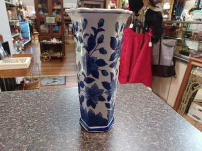 Синяя белая шестиугольная ваза фарфор 9 7/8 дюйма - Изображение 1 из 4