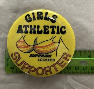 Spilla Vintage Pulsante Armadietti Superiori Ragazze Atletica Supporter Tette Pubblicità - Foto 1 di 2