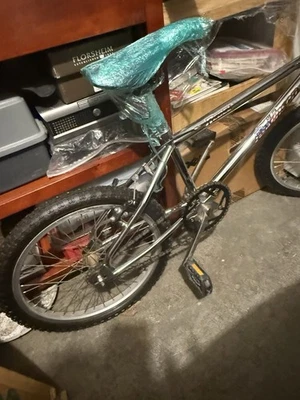 Bicicleta BMX de 20 pulgadas GT Robinson Rebel de los años 90 de colección escuela intermedia Foto 1 de 4