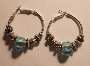 Pendientes de aro tono plata con cuentas tono plata y una piedra azul claro - Imagen 1 de 3