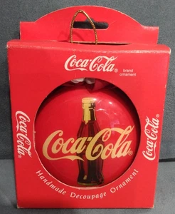 Coca-Cola Decoupage 1994 adorno de Navidad botella logotipo cinta redonda plana - Imagen 1 de 3