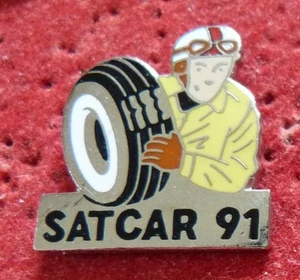 PIN'S VOITURE FORMULE 1 PILOTE ANCIEN SATCAR 91 EGF - Foto 1 di 1