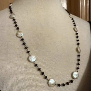 Collar de cuentas de cristal negro y perlas de moneda vintage con cierre de palanca envuelto en alambre - Imagen 1 de 7