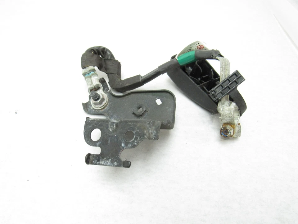 Terminal negativo de batería McLaren 650S 2016 con tapa 15 - 17 |:O Foto 1 de 4