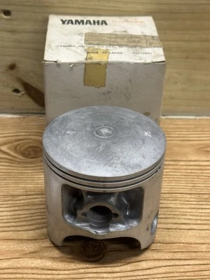 NOS 1983-84 YAMAHA IT490 PRIMER PISTÓN OVERSIZE .25 26A-11635-00-00 Foto 1 de 3