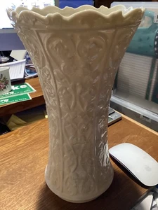 Lenox Goworth 11 ZOLL VASE SCHNÖRKELREBENMUSTER, GEWELLTER RAND, AUSGESTELLT, GEPRÄGT - Bild 1 von 4