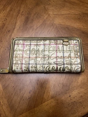 Carteira vintage Coach dourada com zíper - Imagem 1 de 4
