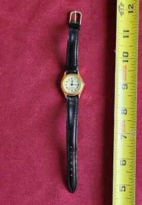 Reloj de Vestir Clásico Vintage Damas LORUS Cara Blanca y Tono Dorado, Correa de Cuero - Imagen 1 de 6