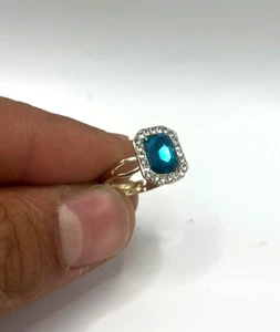 Fashion Jewelry: Women’s Gold Ring Copper, Shiny Blue Glass Stone - Picture 1 of 3