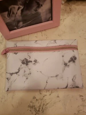 ¡NUEVO SIN ETIQUETAS! Bolsa de maquillaje de mármol rosa/blanco Foto 1 de 4