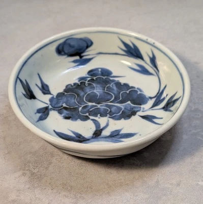 Antiguo plato japonés Arita Ware azul y blanco | Porcelana Sometsuke pintada a mano Foto 1 de 4