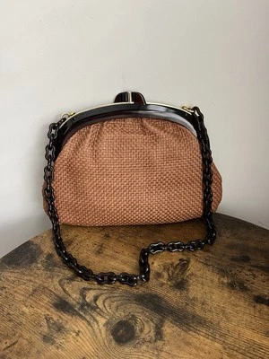 Bolso de hombro de paja tejido tostado años 60 con marco Lucite, pequeño Foto 1 de 4
