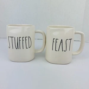 Rae Dunn Tassen-Set "Stuffed & Feast", mit großen Buchstaben NEU ohne Karton - Bild 1 von 12