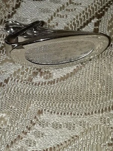 Sarah Cov Krawattenklammer Verschluss Stab strukturiert gebürstet oval silberfarben Vintage  - Bild 1 von 3