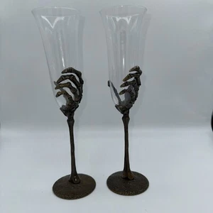 x2 Halloween Skelett Hand Champagner Toasten Flöte Glas Set Bronze Metall Stiel - Bild 1 von 7