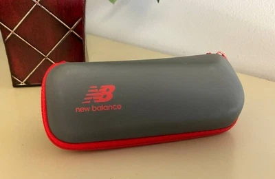 Estuches para gafas New Balance Clam Shell gris en gris y rojo diseñador Foto 1 de 4