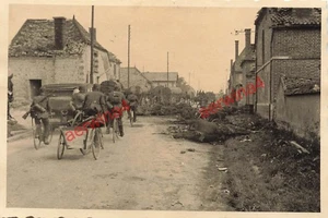 Vormarsch deutsche Soldaten an verendeten Pferde bei Nancy Frankreich - Bild 1 von 2