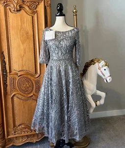 Neu mit Etikett Mac Duggal [2] 20252 verziertes A-Linien-Cocktailkleid silbergrau Pailletten - Bild 1 von 13