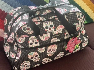 Equipaje de mano Betsey Johnson 22 pulgadas Bolsa de Lona con Ruedas Calavera Fiesta Equipaje Negro - Imagen 1 de 14