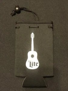 MILLER LITE BIERDOSE MIT KORDELZUG GITARRE KOOZIE COOLIE BIG HUGGIE COOZIE - NEU - Bild 1 von 7