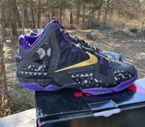 NIKE LEBRON XI BHM DS TALLA 10 LA Lakers Negro Púrpura Dorado Baltimore Ravens - Imagen 1 de 8