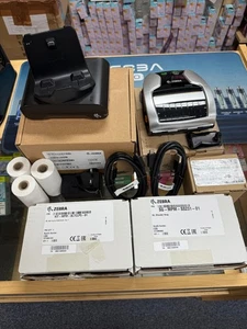 IMPRIMANTE ZEBRA ZQ320 + BERCEAU D'ACCUEIL + SANGLE D'ÉPAULE + CLIPS DE CEINTURE DE BOÎTE + ROULEAUX D'IMPRIMANTE - Photo 1/9
