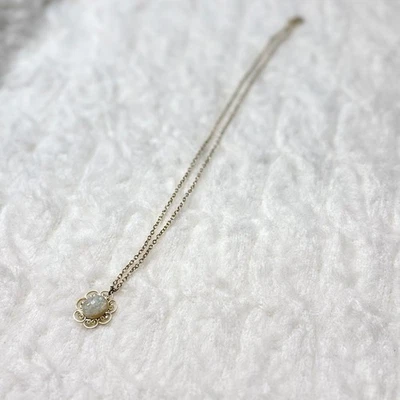 Delicado collar vintage en tono dorado con colgante de ópalo ovalado y montura de filigrana Foto 1 de 4