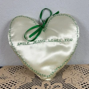 De colección - Jesús te ama - Mini almohada sedosa - crema con letras verdes percha de arco - Imagen 1 de 6