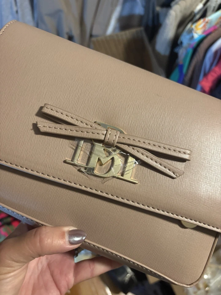 Bandolera de cuero Badgley Mischka con detalle de lazo y logotipo Foto 1 de 1