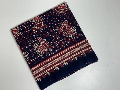 Tela azul marino con paisleys rojos y crema, estilo bandana, 1/2ydxWOF, western Foto 1 de 4