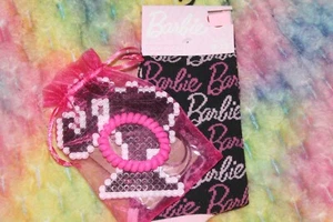 BARBIE GESCHENKSET - Socken - Handarbeit Halskette & Ohrringe - Haargummi - Perler - Bild 1 von 3