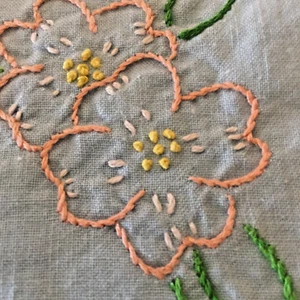 Besticktes Deckchen blau natur Baumwollstoff mit bestickten orange Blumen - Bild 1 von 8