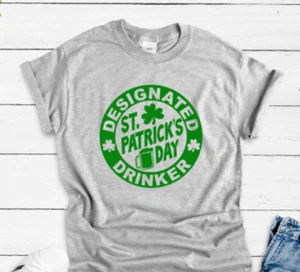 T-shirt manica corta unisex grigia bevitore giorno di San Patrizio designato - Foto 1 di 2