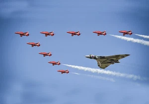 Avro Vulcan & The RAF Red Arrows canvas prints various sizes free delivery - Foto 1 di 1